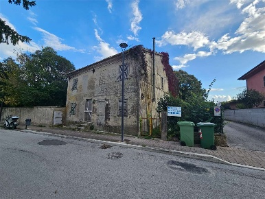 Foto Villa unifamiliare in Via San Pietro 6, Montemarciano Centro di 300 m²