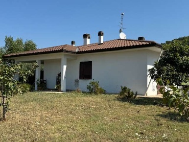 Foto Villa unifamiliare a Deruta di 350 m² con 8 locali in vendita