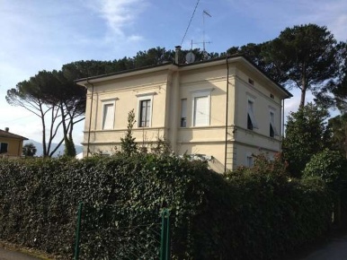 Foto Villa unifamiliare a Barga di 350 m² con 10 locali in vendita