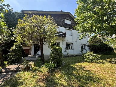 Foto Villa bifamiliare in Via Graffignana, Lomazzo Centro di 300 m²