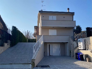 Foto Villa unifamiliare in Strada Del Bottone, Traversetolo di 280 m²