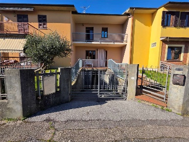 Foto Villa a schiera in Via Roma, Barga Centro di 150 m² con 6 locali