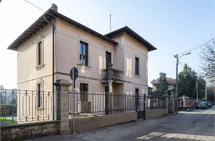 Foto Villa unifamiliare in VIA VOLTA 5, Gavirate Centro di 335 m²