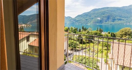 Foto Villa unifamiliare a Mandello del Lario di 200 m² con 4 locali