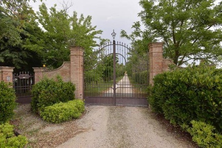 Foto Villa unifamiliare a Filottrano di 900 m² con 10 locali in vendita