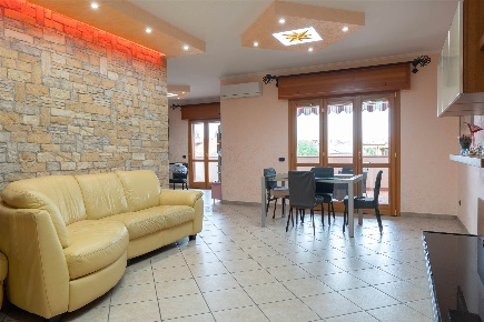 Foto Appartamento a Sermoneta Carrara Pontenuovo di 110 m² con 6 locali