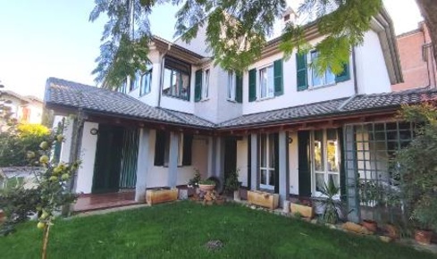 Foto Villa bifamiliare a Broni di 300 m² con 12 locali in vendita