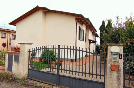 Foto Villa unifamiliare a Foiano della Chiana Centro di 320 m² con 8 locali