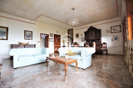 Foto Villa bifamiliare a Coriano di 558 m² con 13 locali in vendita