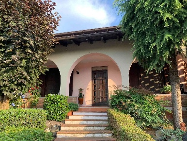 Foto Villa unifamiliare a Gambolò Centro di 200 m² con 6 locali in vendita