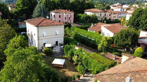 Foto Villa unifamiliare in Via Roma, Barga Centro di 430 m² con 8 locali