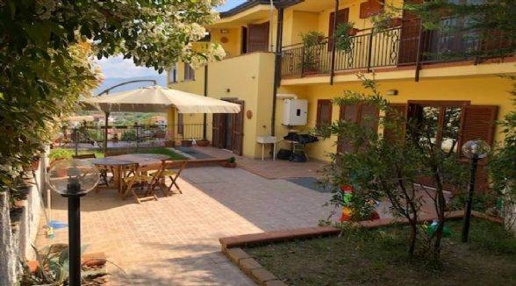 Foto Villa bifamiliare in via Leonardo da Vinci, Mendicino di 185 m²