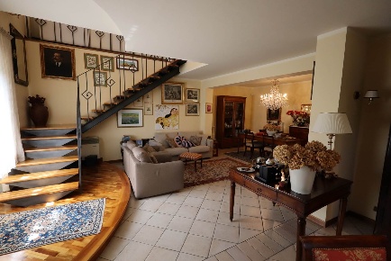Foto Villa bifamiliare a Foiano della Chiana di 220 m² con 8 locali