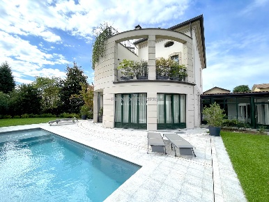 Foto Villa unifamiliare in Via Preda, Verano Brianza di 640 m² con 8 locali