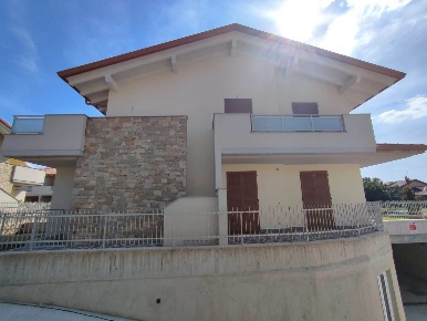 Foto Appartamento a Bonate Sopra Centro di 105 m² con 4 locali in vendita