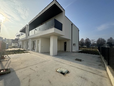 Foto Villa bifamiliare a Resana Centro di 123 m² con 8 locali in vendita