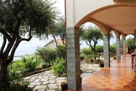 Foto Villa unifamiliare a Bordighera Due Strade di 350 m² con 10 locali