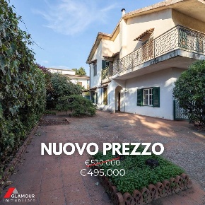 Foto Villa unifamiliare a Sant'Agata li Battiati di 335 m² con 10 locali