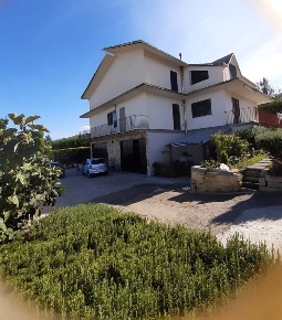 Foto Villa unifamiliare a Ramacca Centro di 301 m² con 10 locali in vendita