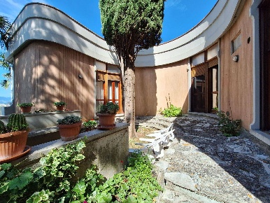 Foto Villa unifamiliare a Treia di 211 m² con 8 locali in vendita