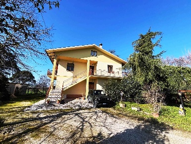Foto Villa bifamiliare a Treia di 409 m² con 11 locali in vendita
