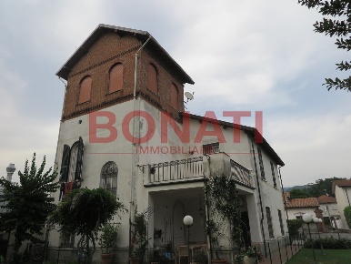 Foto Villa unifamiliare a Santo Stefano di Magra di 273 m² con 10 locali