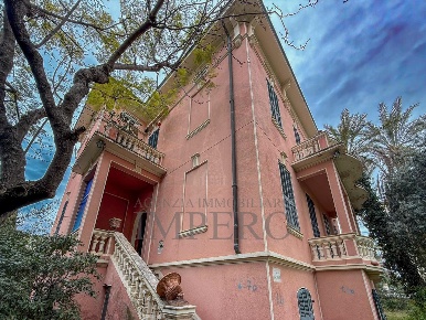 Foto Villa unifamiliare a Bordighera di 434 m² con 21 locali in vendita