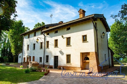 Foto Villa singola in Via Benzi, Novi di Modena di 463 m² con 6 locali