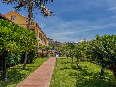 Foto Villa unifamiliare a Taormina di 2000 m² con 50 locali in vendita