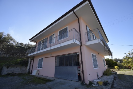 Foto Villa unifamiliare a Bordighera Porto Vecchio di 150 m² con 6 locali
