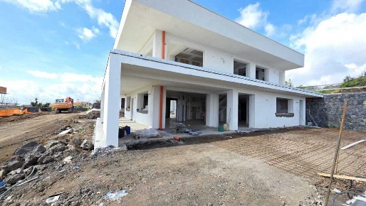 Foto Villa unifamiliare a Sant'Agata li Battiati di 286 m² con 8 locali