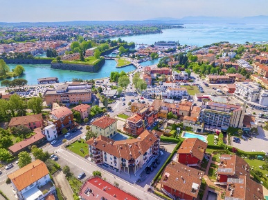Foto Appartamento in VIA SEBINO, Peschiera del Garda di 98 m² con 4 locali