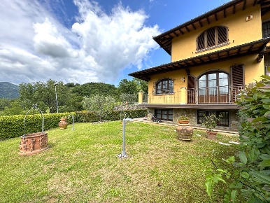 Foto Villa unifamiliare in Via Bronia 38, Vaiano Centro di 350 m²