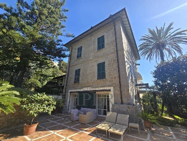 Foto Appartamento in Via Romana, Bordighera Centro di 140 m² con 5 locali
