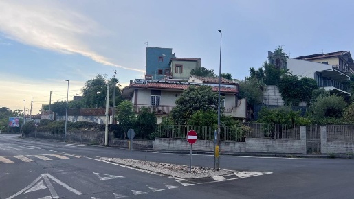 Foto Villa unifamiliare a Sant'Agata li Battiati di 195 m² con 6 locali
