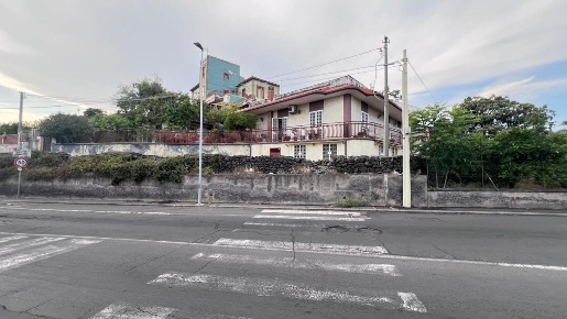 Foto Villa unifamiliare a Sant'Agata li Battiati di 195 m² con 6 locali