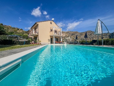 Foto Villa unifamiliare in Via Crocefisso 16, Taormina di 280 m² in vendita
