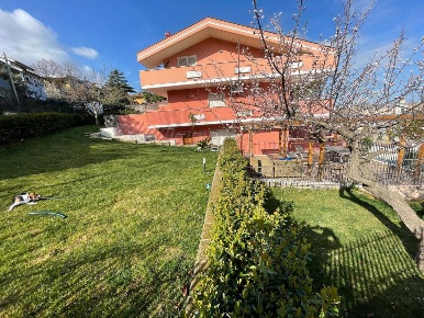 Foto Villa bifamiliare a Pescara Tirino di 350 m² con 8 locali in vendita