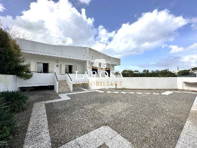 Foto Villa bifamiliare a Melendugno Torre Dell'orso di 120 m² con 6 locali