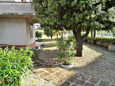 Foto Villa unifamiliare a Montemarciano Lungomare di 550 m² con 15 locali