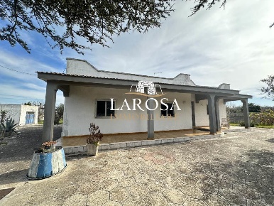 Foto Villa unifamiliare a Melendugno San Foca di 206 m² con 7 locali