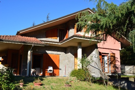 Foto Villa unifamiliare a Aulla di 261 m² con 9 locali in vendita