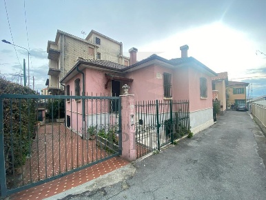 Foto Appartamento in Via Arenella 1, Bordighera di 95 m² con 4 locali
