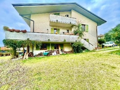 Foto Villa singola a Montignoso Caranna di 120 m² con 8 locali in vendita