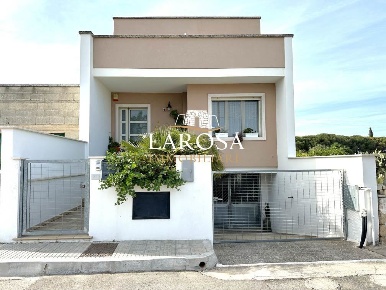 Foto Villa singola a Melendugno Centro di 299 m² con 7 locali in vendita