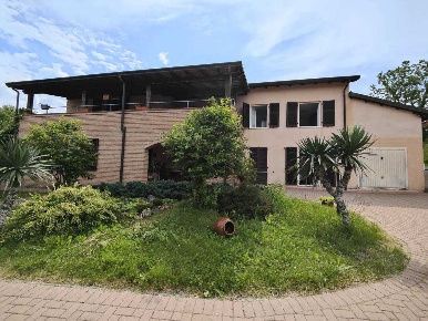 Foto Villa unifamiliare a Aulla di 230 m² con 8 locali in vendita