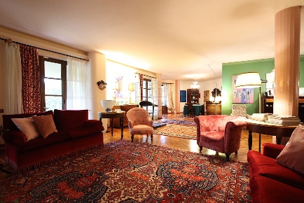 Foto Villa unifamiliare in Viale Cesare Biondi 68, Barga Centro di 292 m²