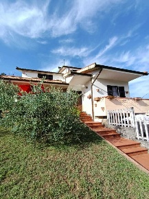 Foto Villa unifamiliare a Aulla di 250 m² con 10 locali in vendita