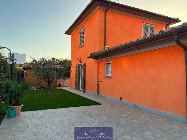 Foto Villa unifamiliare in Via Eugenio Montale, Montale Centro di 240 m²