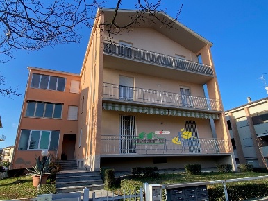 Foto Appartamento in Via Pace 27, Medesano Centro di 85 m² con 3 locali